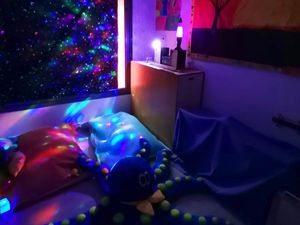 Assistante maternelle à Brétigny-sur-Orge qui accompagne un enfant avec autisme en proposant un espace calme