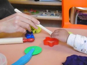 Moment de partage autour d'une activite parents-enfants à Brétigny-sur-Orge