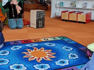 Assistante maternelle à Brétigny-sur-Orge – photo d'une animation lecture d'histoire à la médiathèque pour les tout-petits