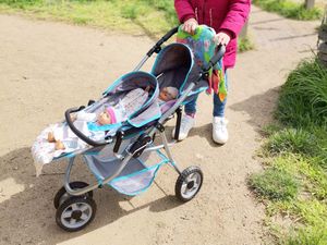 Assistante maternelle en promenade raconte se qu'elle pense du référentiel petite enfance à Brétigny-sur-Orge