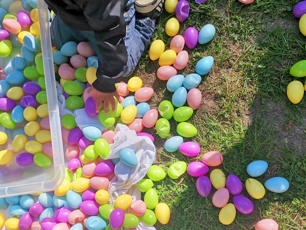Assistante maternelle à Brétigny-sur-Orge – les oeufs sont disposés sur l'herbe en vrac