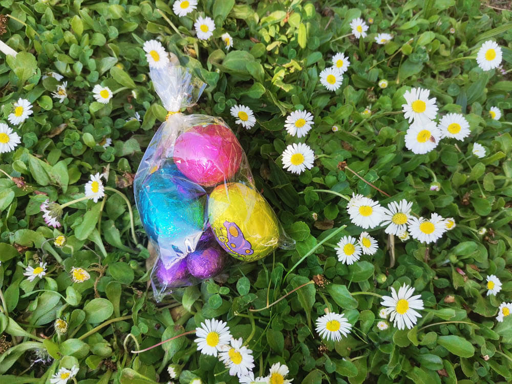 Assistante maternelle à Brétigny-sur-Orge – Sachet de chocolat sur l'herbe